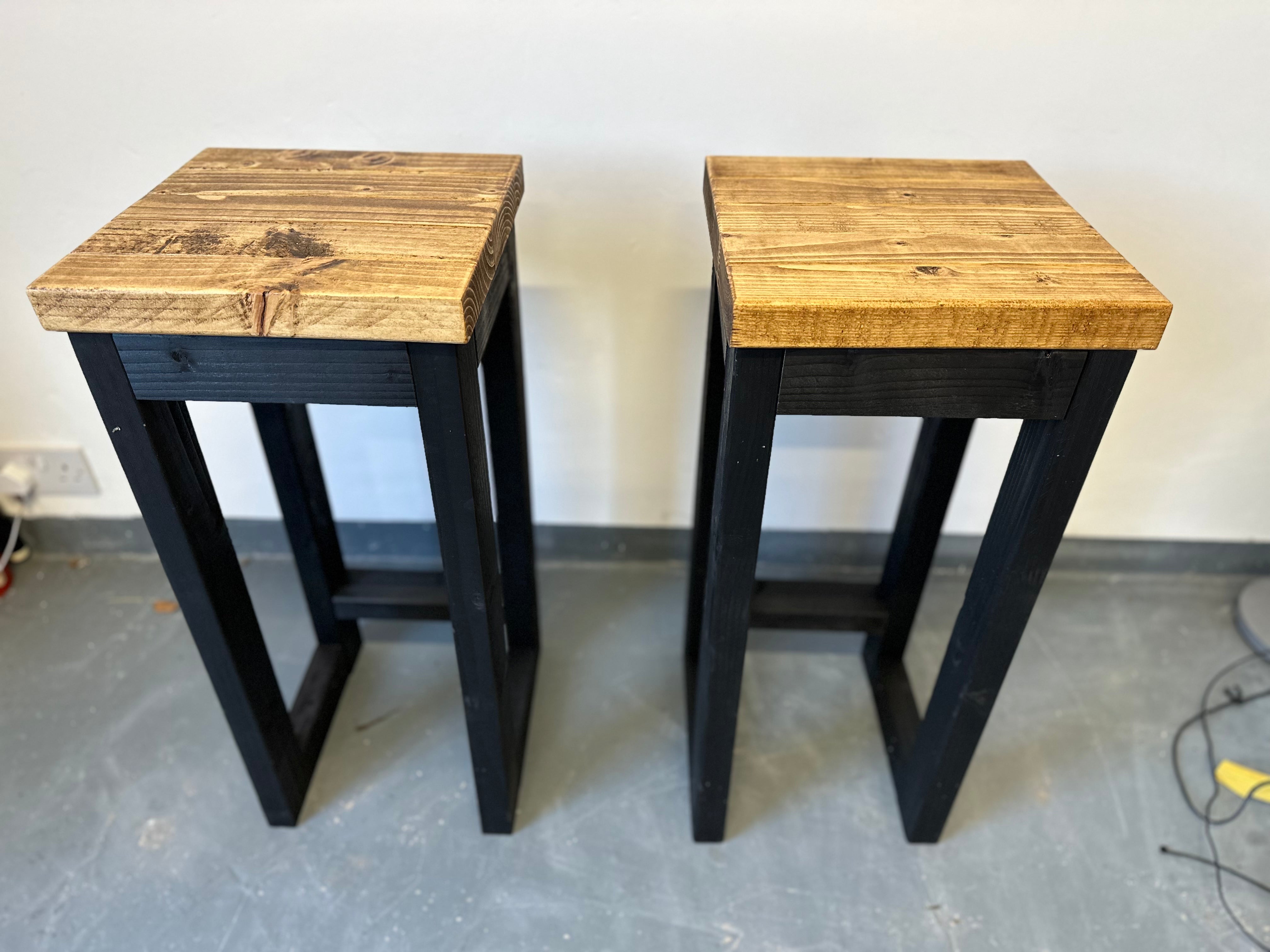 2er Set handgefertigte Barhocker im Industriestil