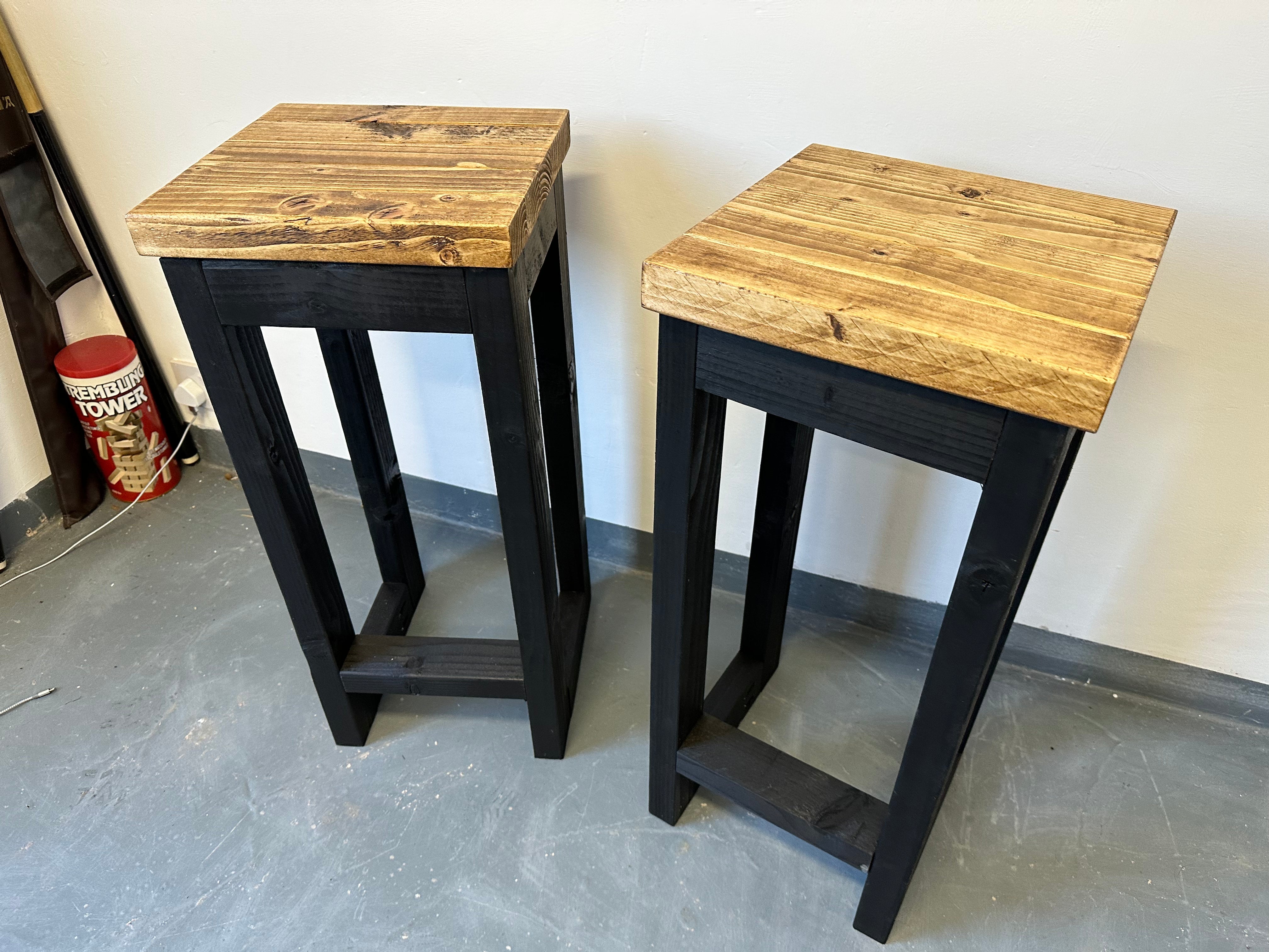 2er Set handgefertigte Barhocker im Industriestil