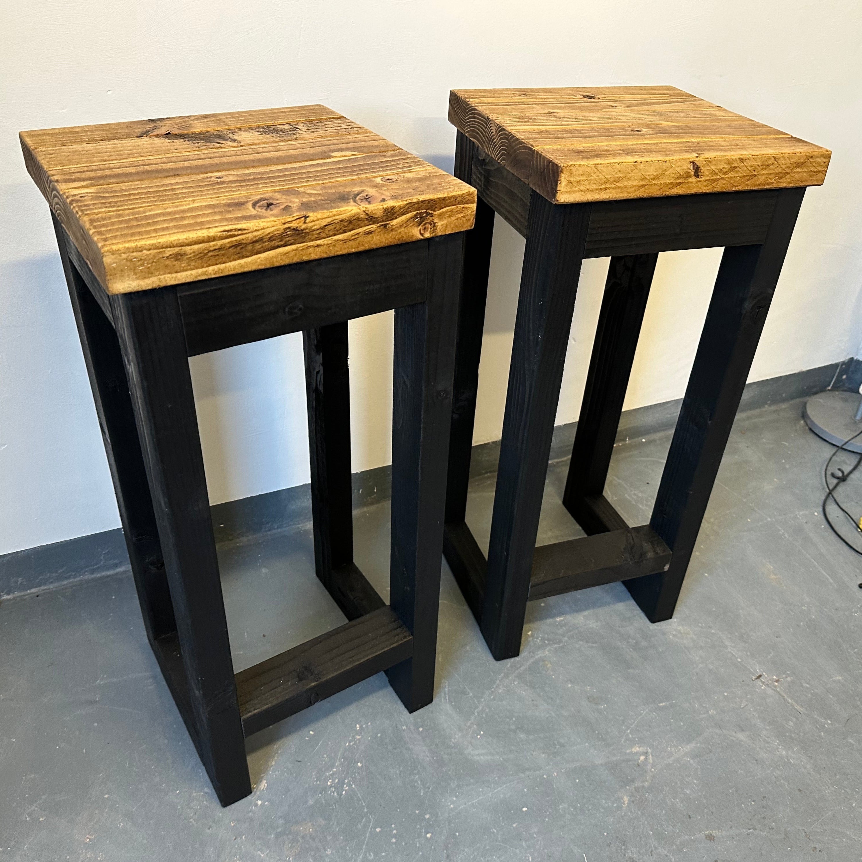2er Set handgefertigte Barhocker im Industriestil