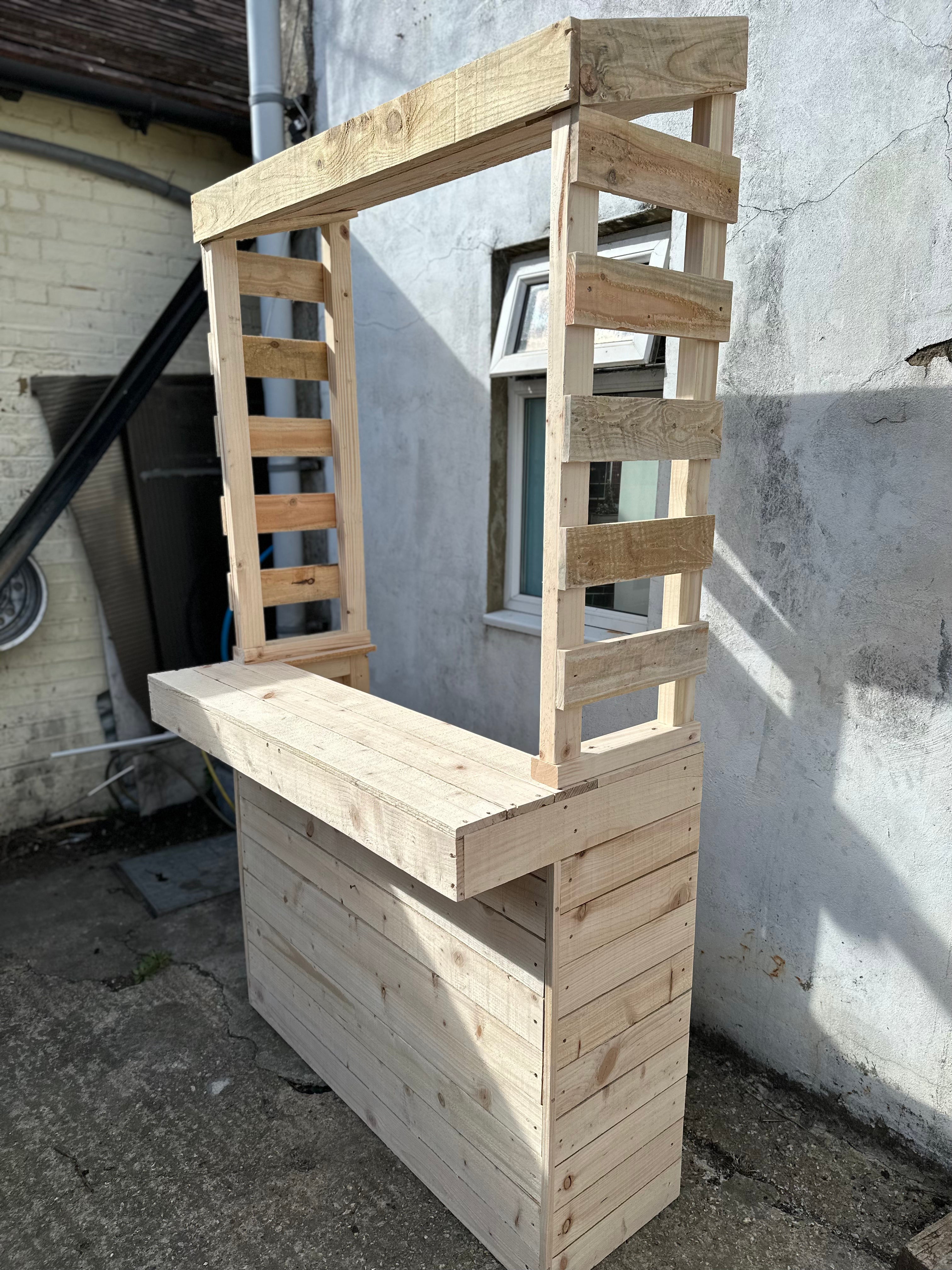 Große rustikale Gartenbar aus Holz mit Dach