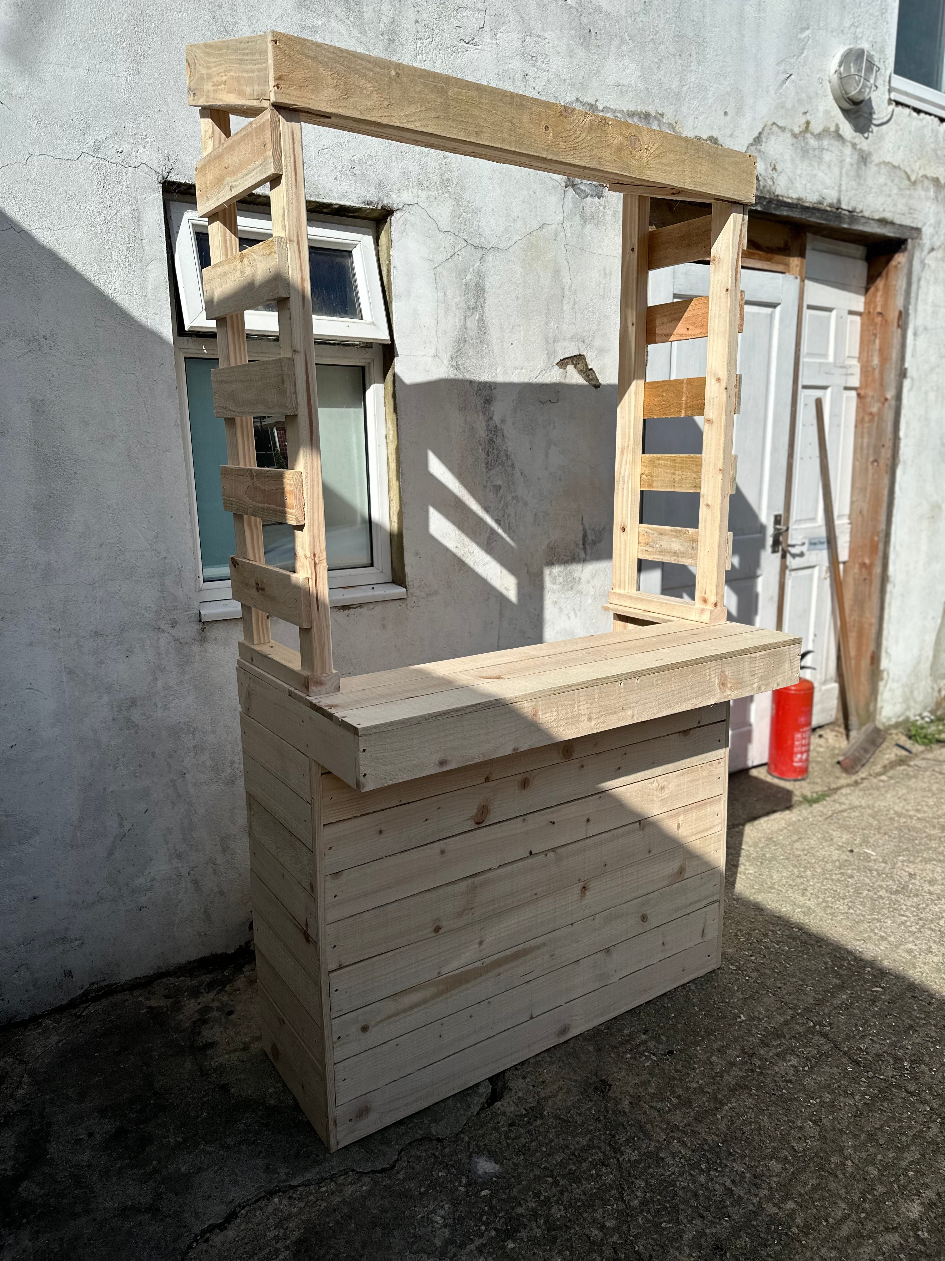 Große rustikale Gartenbar aus Holz mit Dach
