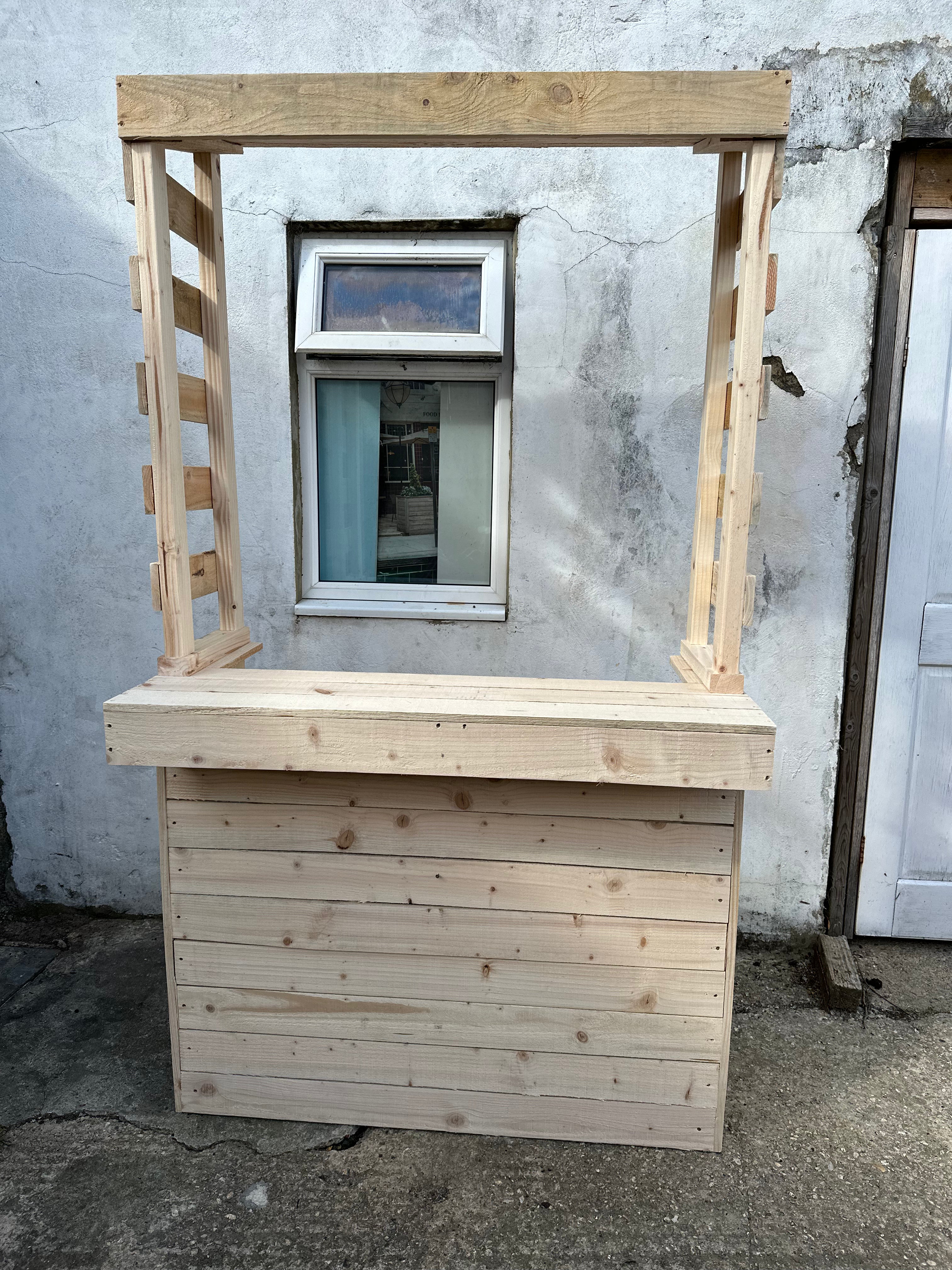 Große rustikale Gartenbar aus Holz mit Dach