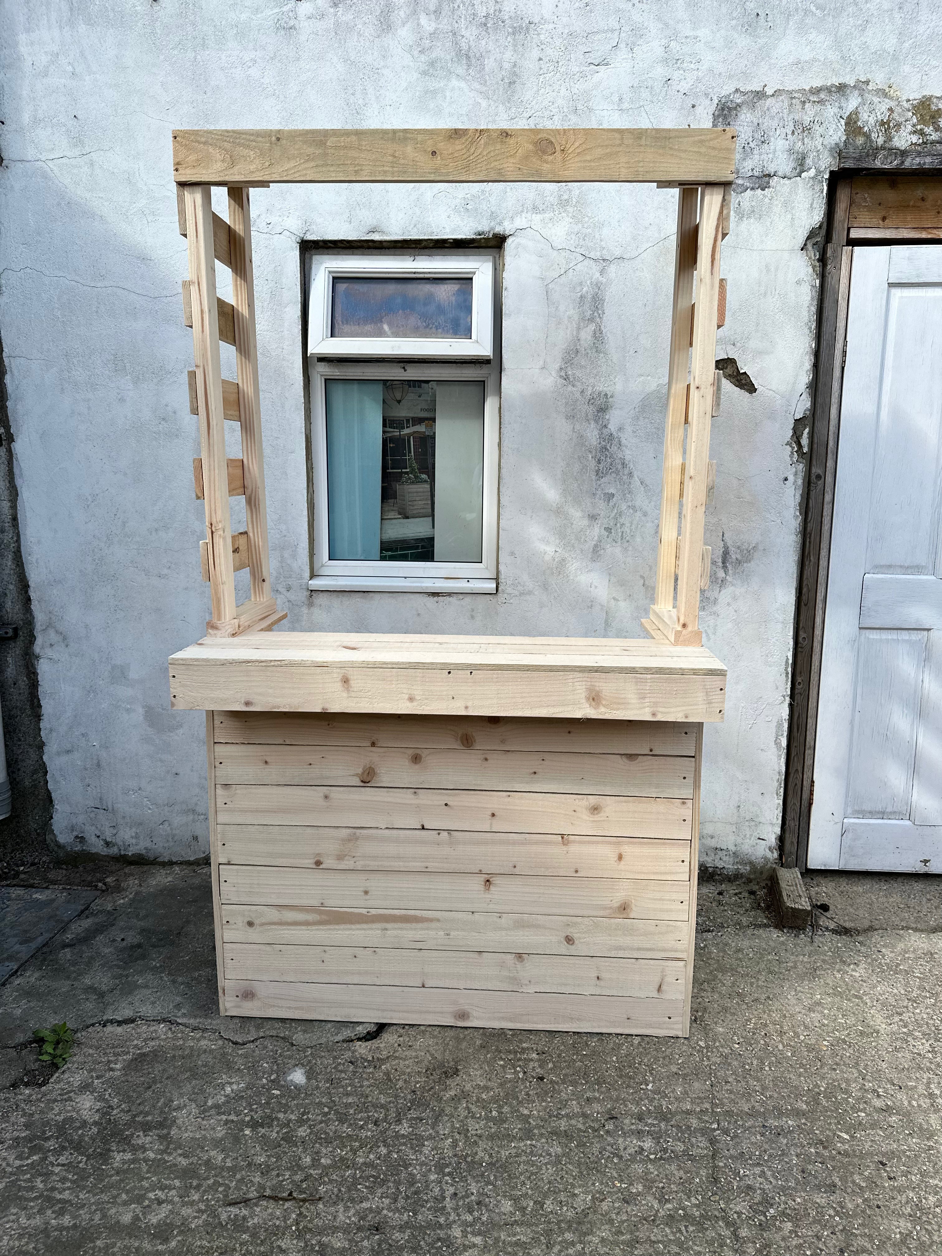 Große rustikale Gartenbar aus Holz mit Dach