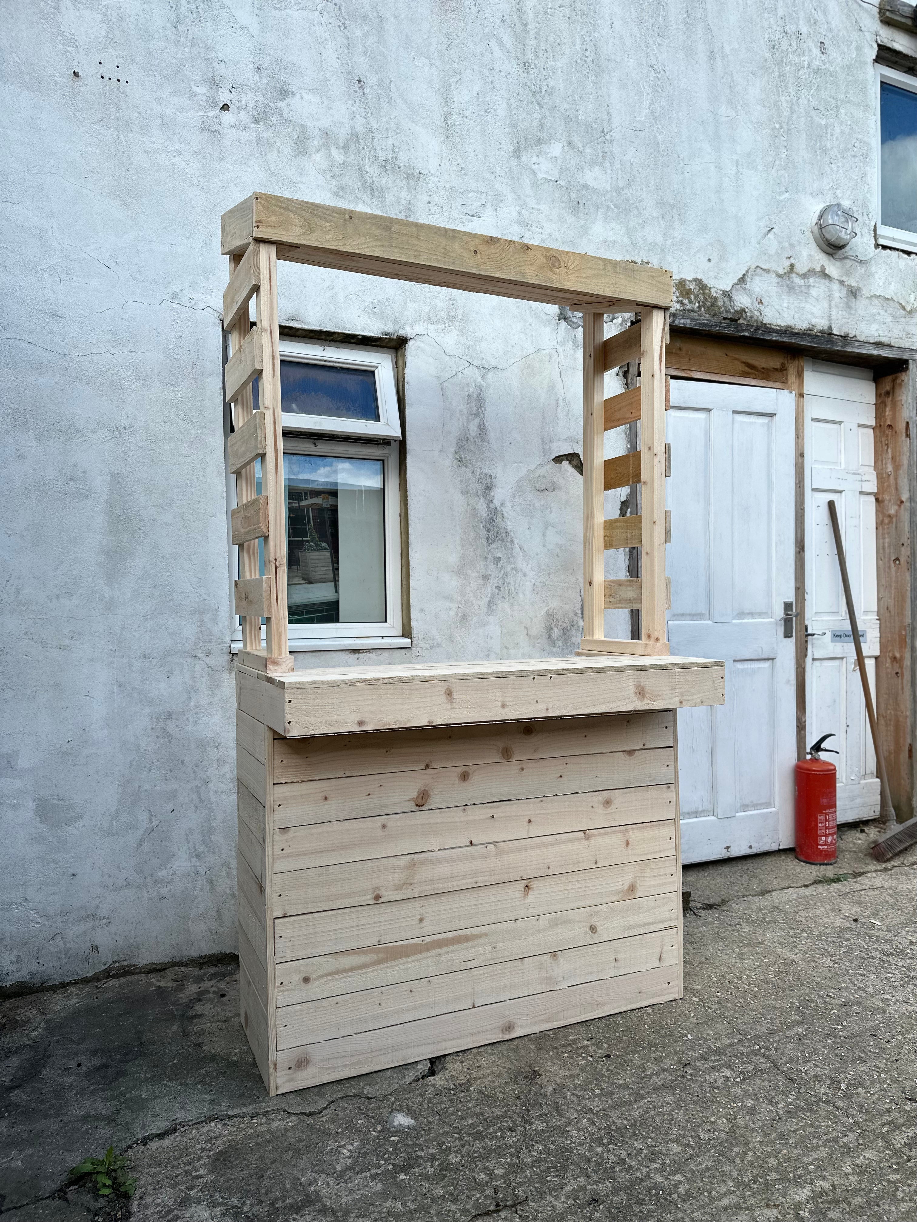 Große rustikale Gartenbar aus Holz mit Dach