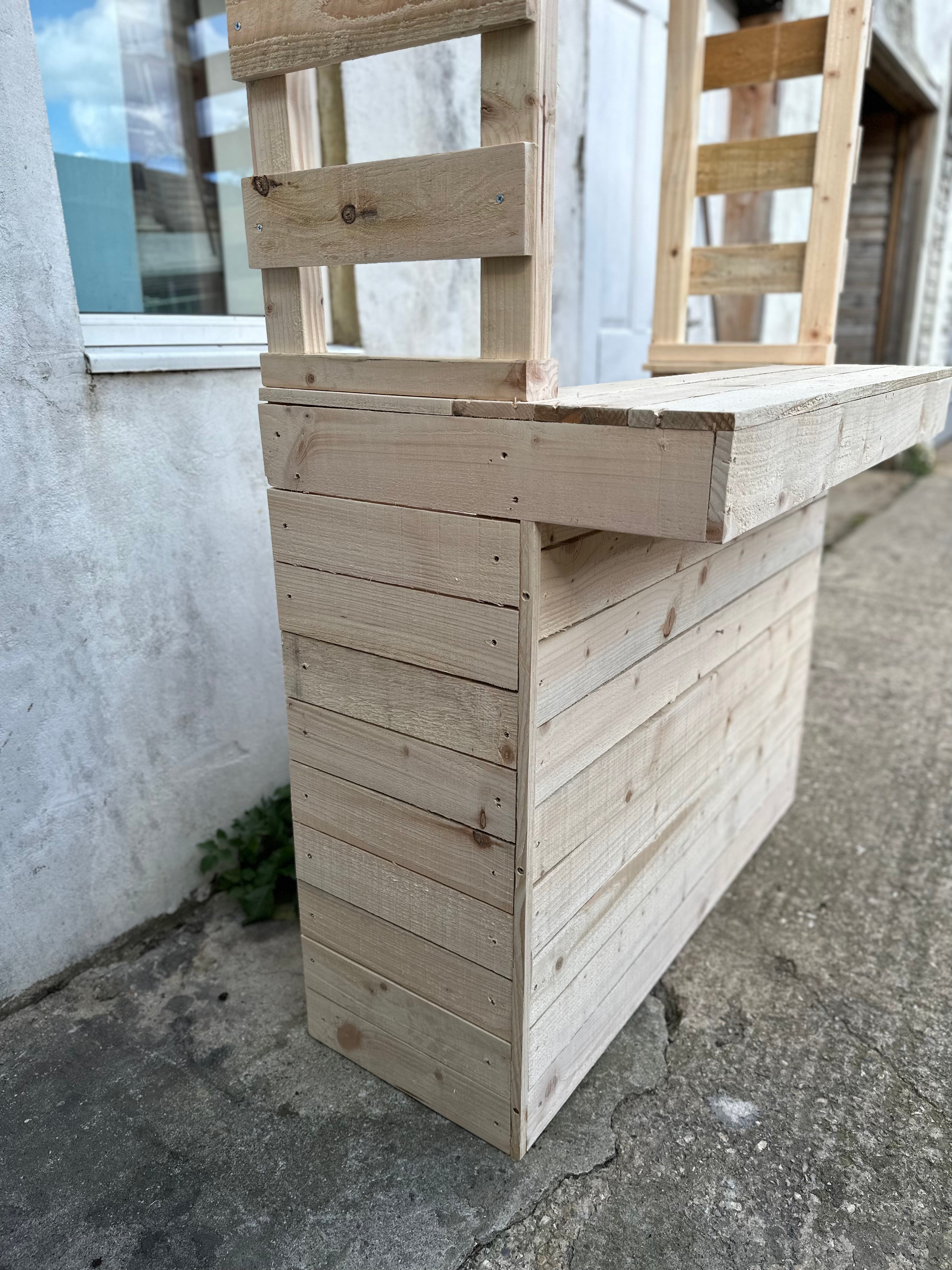 Große rustikale Gartenbar aus Holz mit Dach