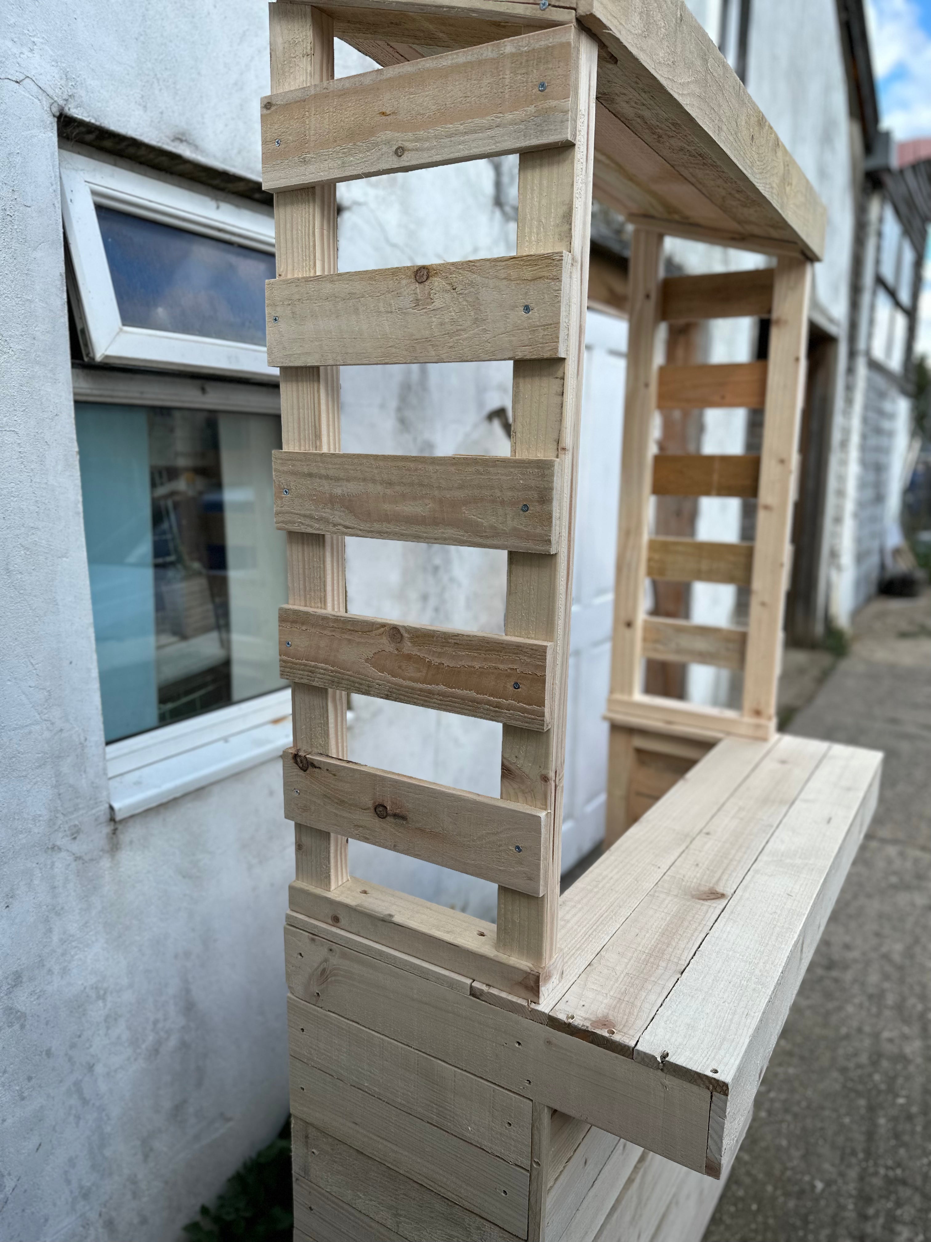 Große rustikale Gartenbar aus Holz mit Dach