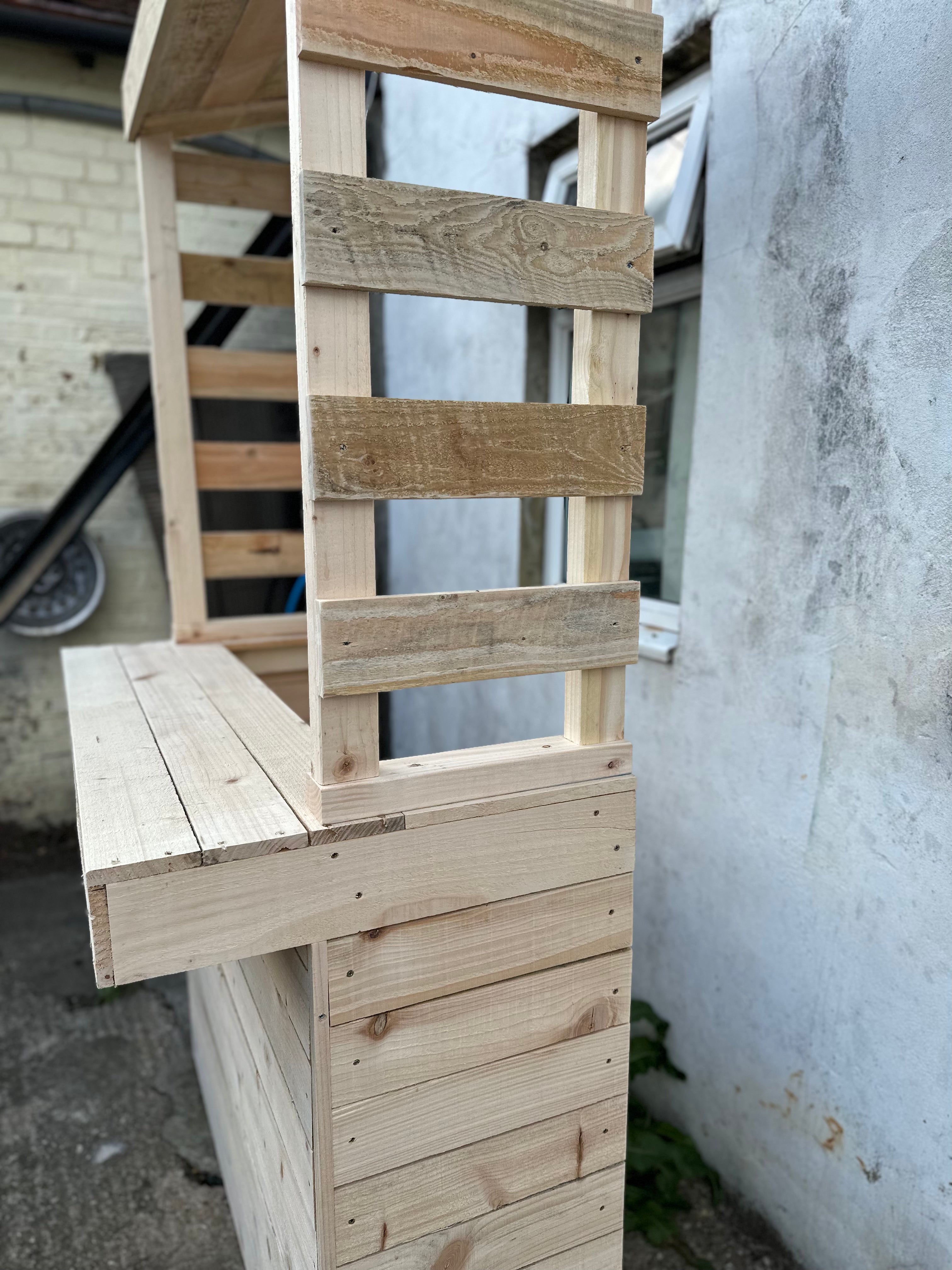 Große rustikale Gartenbar aus Holz mit Dach