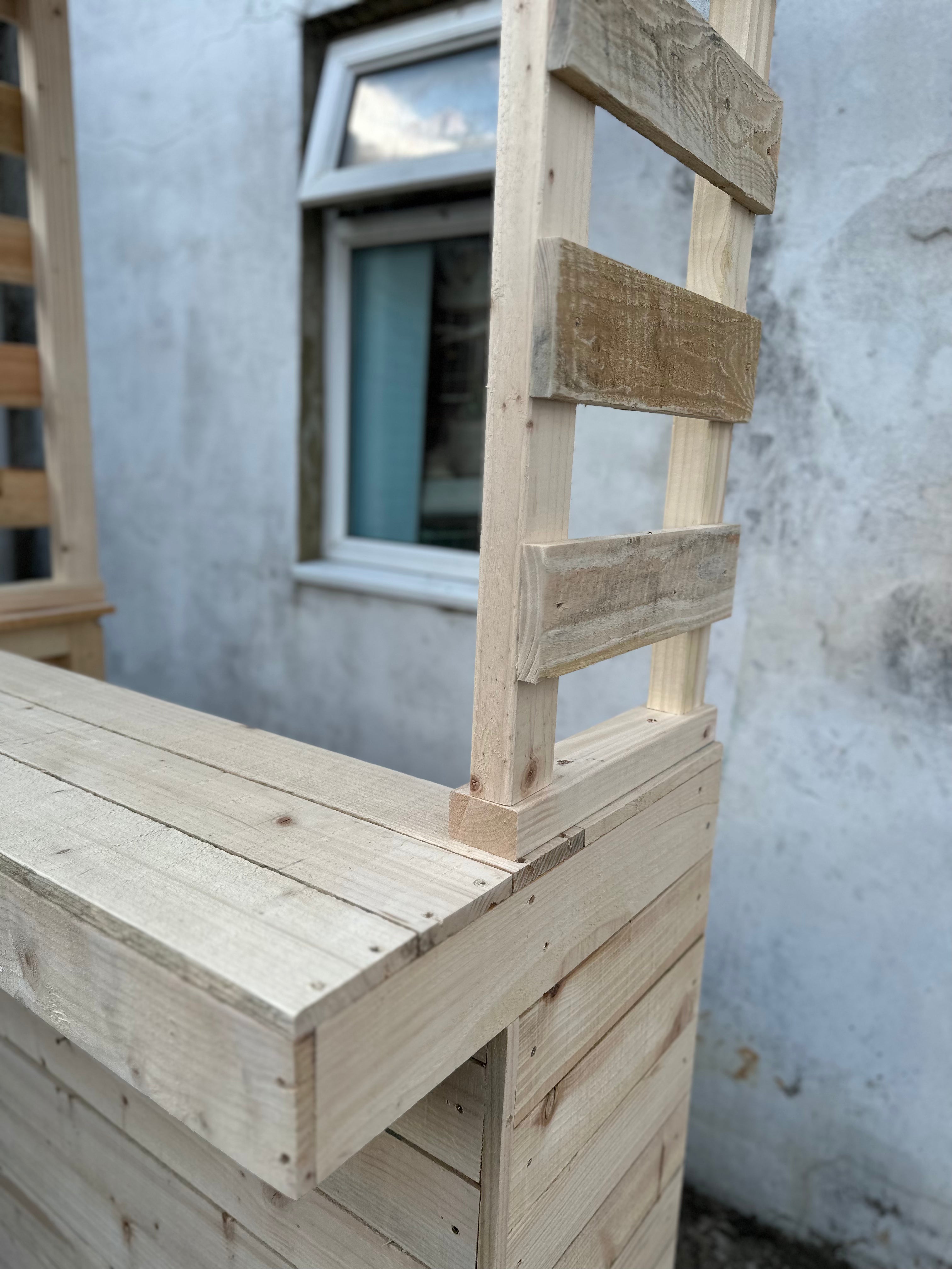 Große rustikale Gartenbar aus Holz mit Dach
