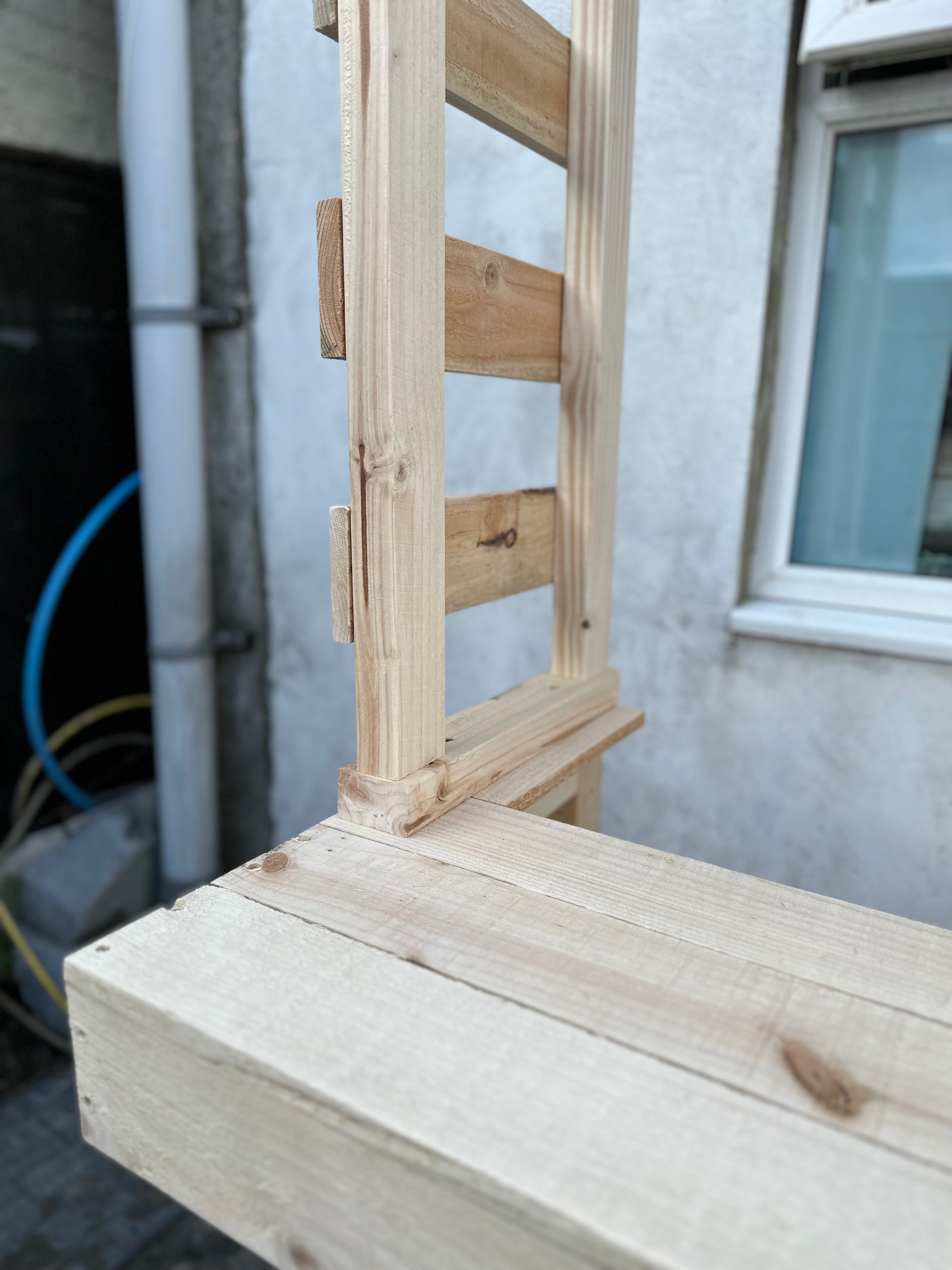 Große rustikale Gartenbar aus Holz mit Dach