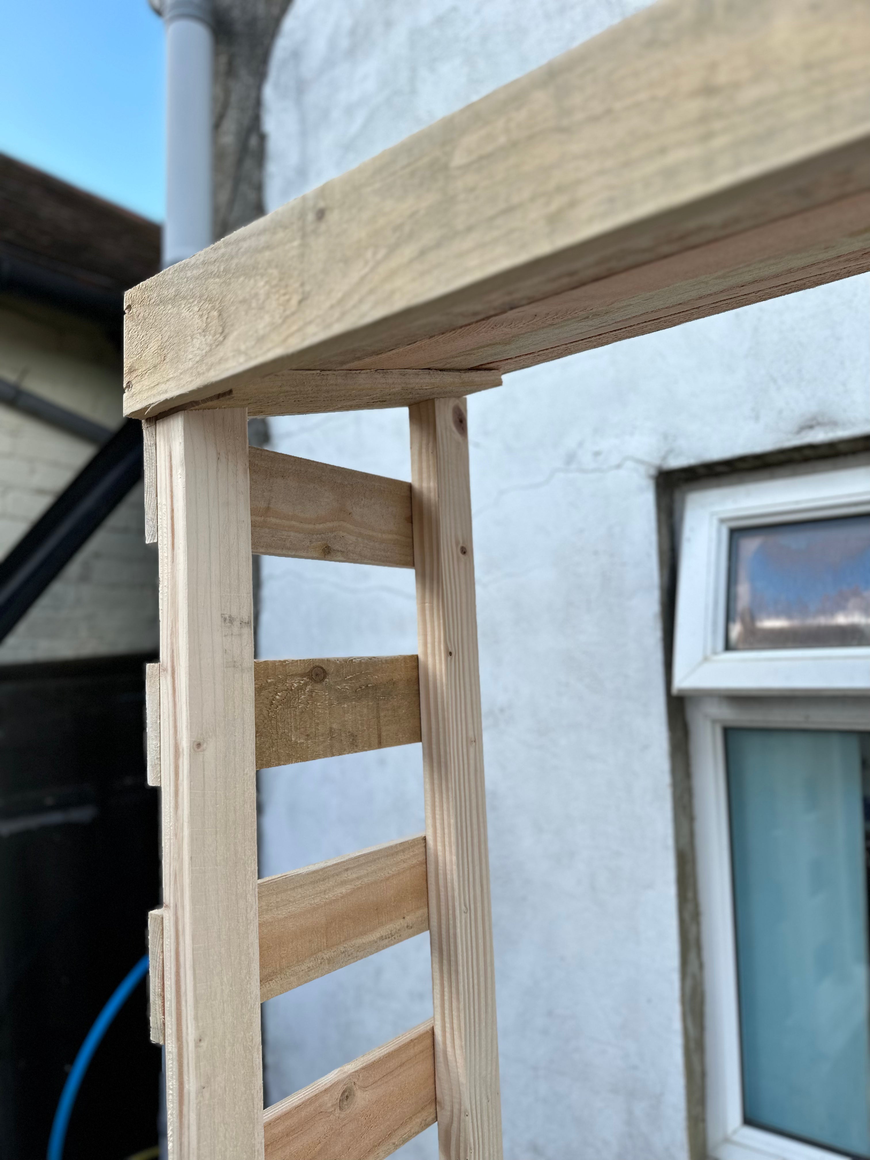 Große rustikale Gartenbar aus Holz mit Dach