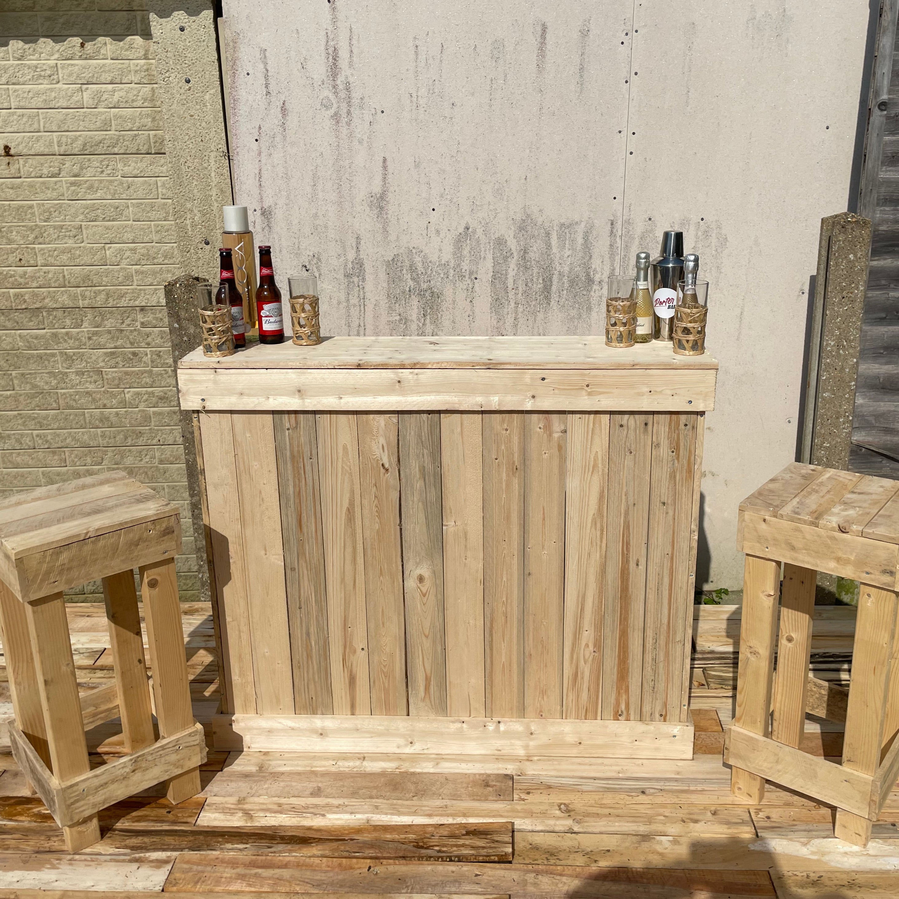 Rustikale Cocktailbar aus Holz 