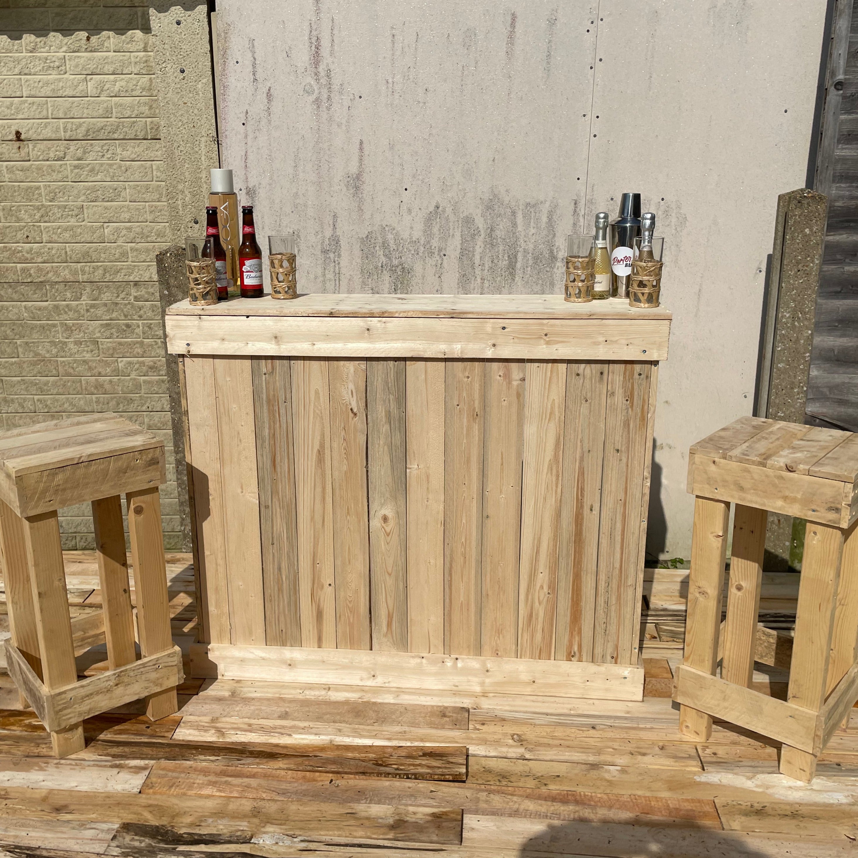Rustikale Cocktailbar aus Holz 