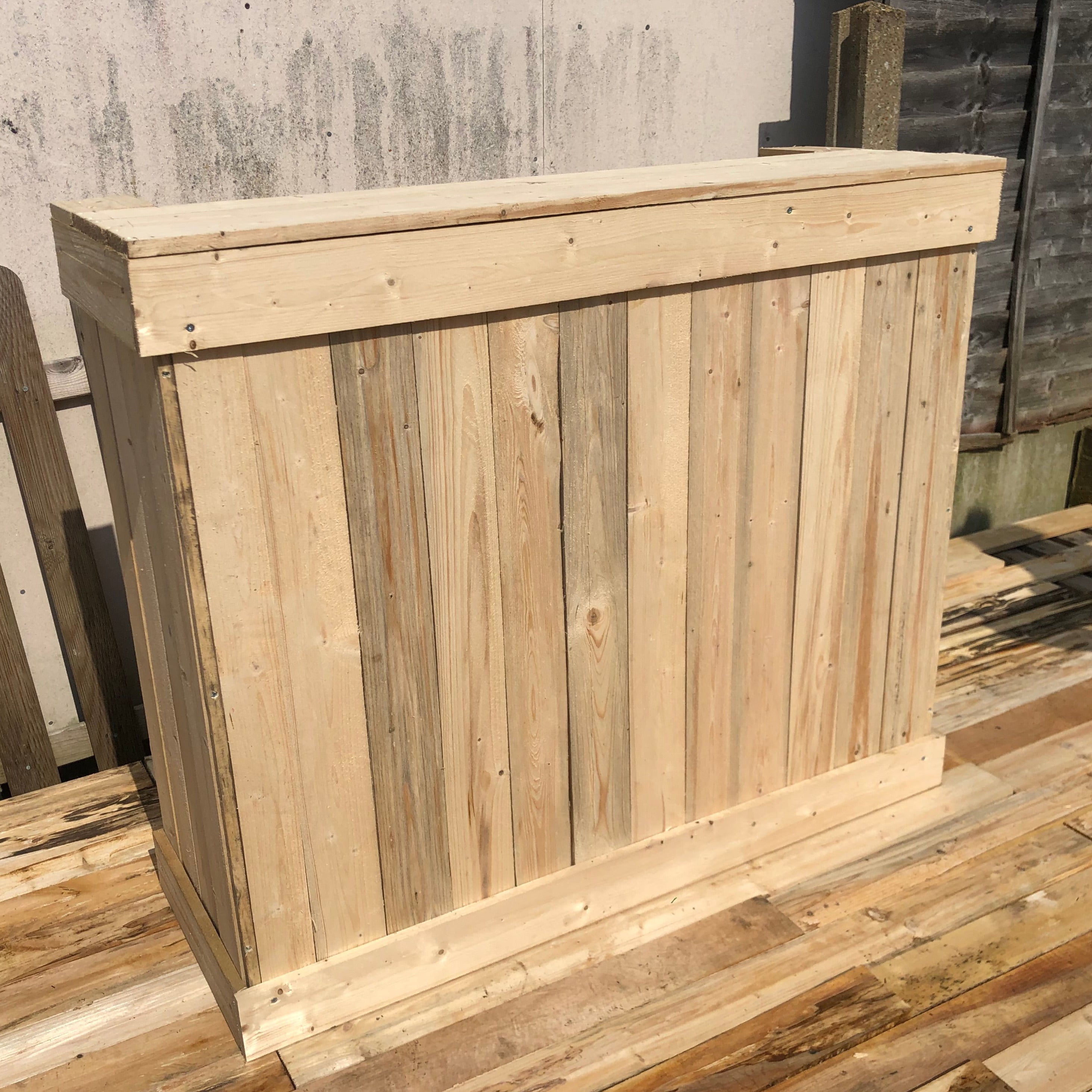 Rustikale Cocktailbar aus Holz 