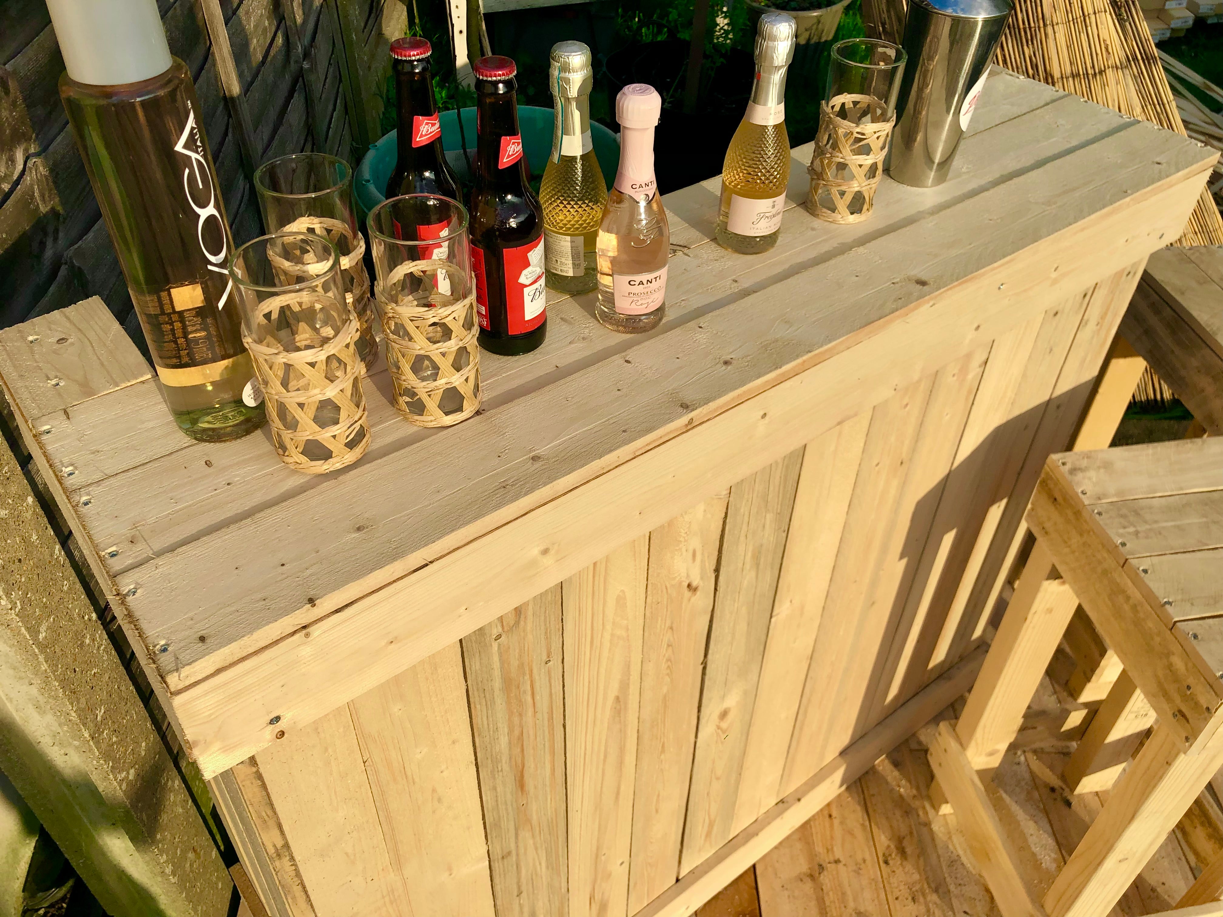 Rustikale Cocktailbar aus Holz 