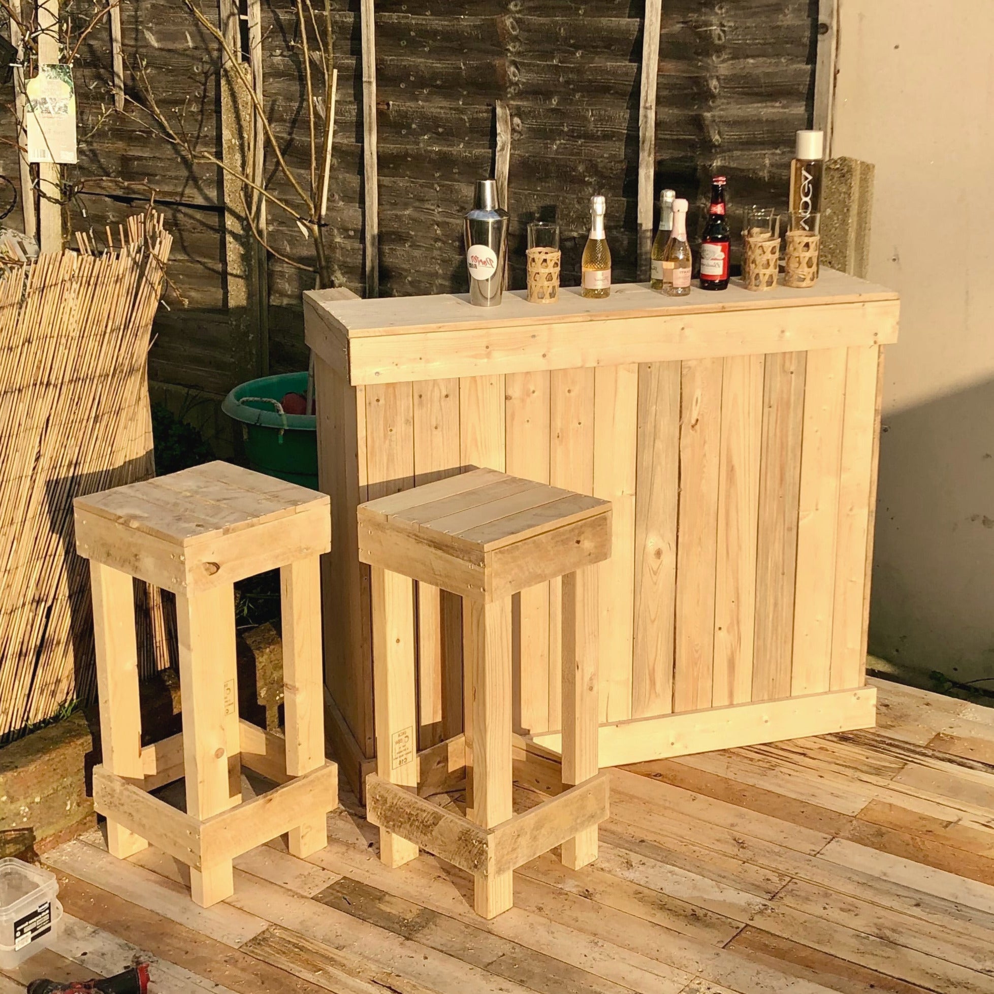 Rustikale Cocktailbar aus Holz 